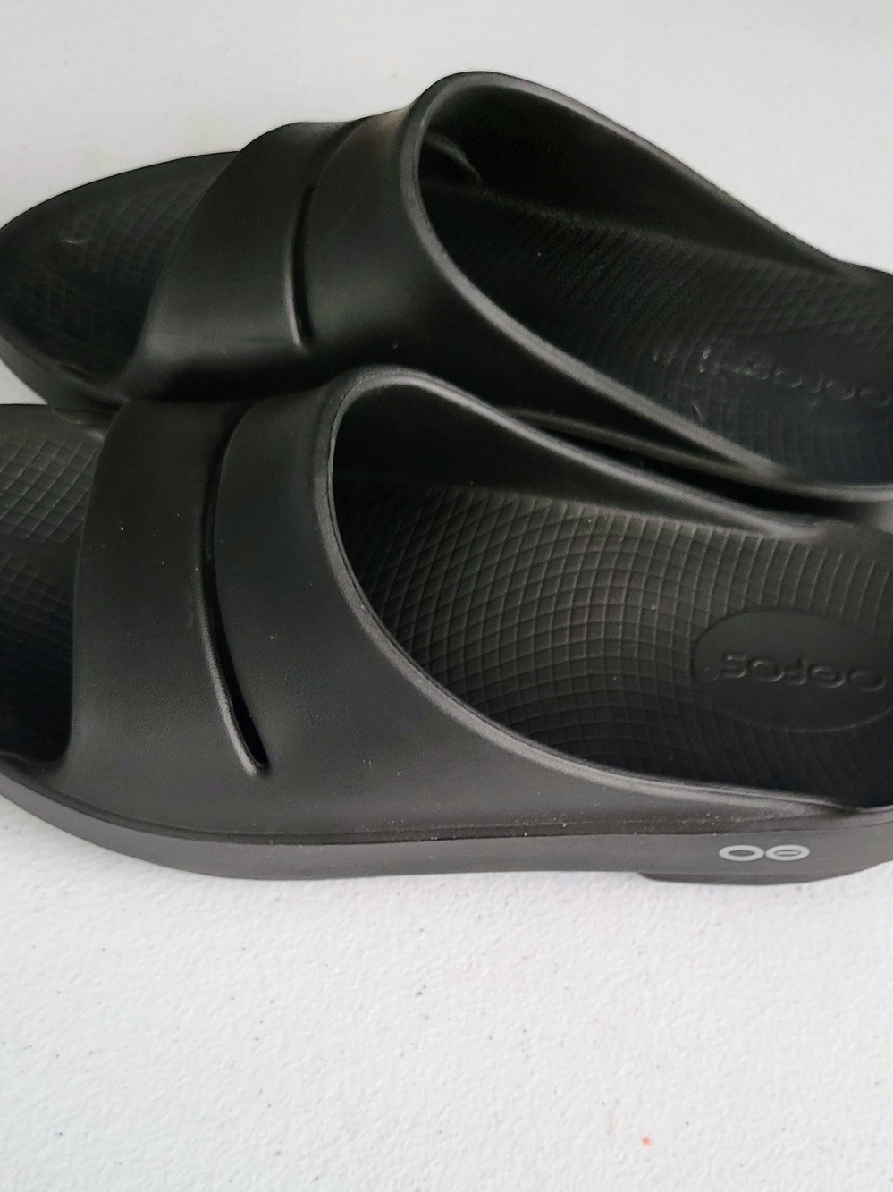 OOFOS OOahh Recovery Slide Sandals in Black